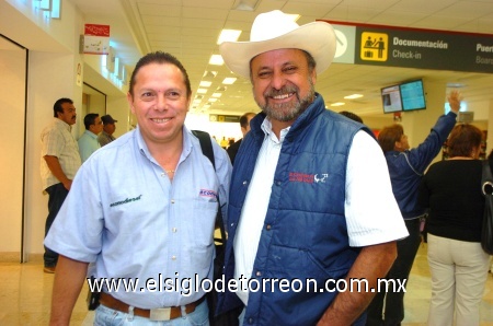 11112008
Benjamín Camacho llegó de la ciudad de Toluca a esta ciudad; lo recibió Humberto Campillo.