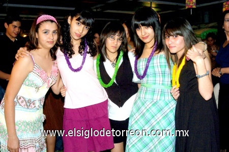 02112008
Brenda Villalobos, Marlene Montes, Fabiola Mendoza, Daniela Zarzosa y Laura del Río asistieron a la fiesta de cumpleaños de Sofy.