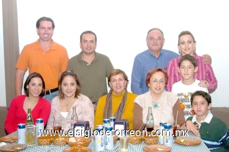 02112008
Alfonso y Gloria Alicia Soto, Carlos Alberto y Lorena Soto, Antonio y Ana Sofía Miñarro, Gloria Alicia Soto Dingler, María Luisa Dingler, Alfonso Soto Hernández y Jann Hernández