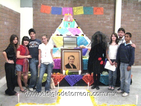 02112008
El grupo de 3o. B de secundaria, dedicó el Altar de Muertos a la fundadora del colegio Los Ángeles, doña Luz Elena Guzmán Aguilera de Arellano. En la foto los acompaña su profesor Cristian Álvarez.