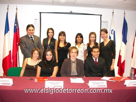 02112008
El nuevo comité: Anuhar Giacomán, María Elena Román, Alejandra Santibáñez, Ana Patricia
Pereda, Ana Rosa Quiroga, Elizabeth Román, Damaris Solorio y Mónica Román Jiménez, los
acompañan la rectora Martha Silvia Argüelles y José Fernando López.
