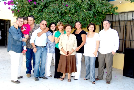 02112008
María Teresa Anzures de Borrego, fue festejada en su cumpleaños por sus hijos Gerardo, Pedro, Juan, Ale, Titis, Ana, Martha y Luis Borrego Anzures, la acompaña su nieta Maryfer.