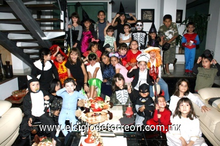 04112008
Niños y niñas estuvieron felices, en la fiesta de disfraces que les organizaron sus mamás el sábado pasado en casa de Claudia Montellano.