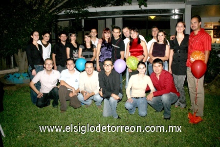05112008
David Muñoz del Río, rodeado de un grupo de amistades que lo felicitaron por su cumpleaños