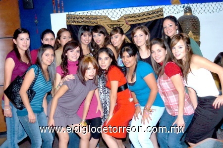 05112008
En la compañía de varias de sus amigas, Denise festejó sus 19 años de vida