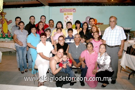 05112008
La pequeña Flor Guadalupe Arellano Villegas cumplió un año de edad y fue festejada por sus papás Juan Arellano Dimas y Florina Villegas de Arellano, con una reunión a la que asistieron familiares y amigos