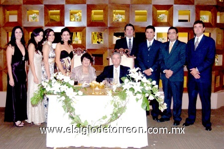05112008
Recientemente los señores Silvia y David Cruz, festejaron su aniversario matrimonial en compañía de sus hijos Liliana, Gisela, Susana, Margarita, Eduardo, Enrique, Francisco y David