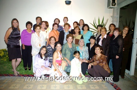 05112008
Señora Concepción Juárez de Escobar rodeada de familiares y amigas, que la felicitaron ampliamente por su 60 aniversario de vida