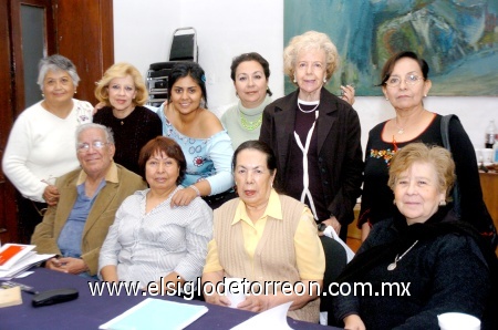 06112008
Delia Mejía de Rivero, Rosa Gámez Reyes Retana, Patricia Bermeo Colunga, Judith Varela, don Fernando Martínez, María Galiano de Martínez, María Eugenia Román de Castro, Paquita González Cruz y Lulú Bañuelos