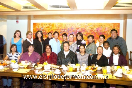 06112008
Florencia Luna Fierro celebró su cumpleaños junto al personal docente de la escuela General Vicente Guerrero, turno matutino