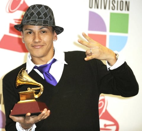 El músico panameño Félix Danilo Gómez 'Flex' posa con su premio a Mejor Canción Urbana.