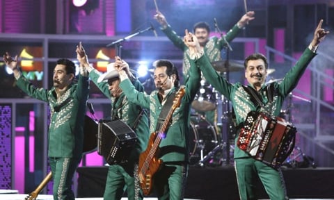 La agrupación de música regional mexicana Los Tigres del Norte, ofreció una actuación en la ceremonia de la novena entrega de los Latin Grammy. Jorge Hernández (voz); Hernán Hernández (bajo eléctrico); Eduardo Hernández (acordeón y saxofón); Luis Hernández (bajo sexto), y Oscar Lara (batería), contagiaron a la concurrencia con un popurrí con temas entre los que resaltó 'Hoy es tu noche'.