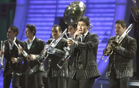 La agrupación mexicana Banda El Recodo ofreció su música en la novena entrega de los Latin Grammy, actuación que formó parte del marco del festejo por sus siete décadas de trayectoria musical.