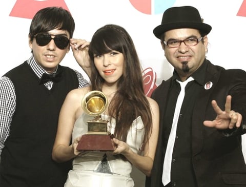 Los integrantes del grupo mexicano Belanova posan con su premio a Mejor Album de Dúo o Grupo.