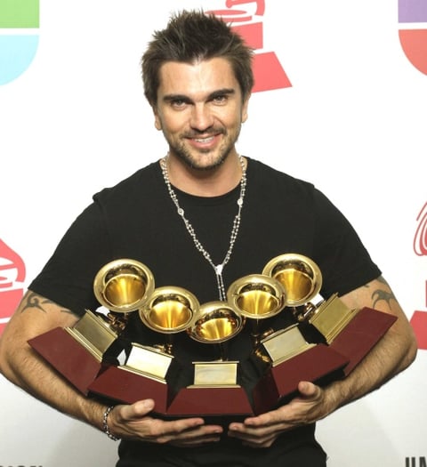 Juanes se consagró como el rey indiscutido de la música iberoamericana al lograr los cinco Latin Grammy a los que aspiraba, incluidos a álbum del año, canción del año y grabación del año, con lo que llegó a un total de 17 megáfonos dorados en su carrera, la mayor cantidad que haya cosechado hasta ahora un artista latino desde que se entregan los premios hace nueve años.