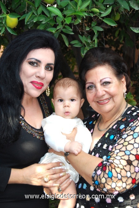 02112008
Bebé Mauricio Chibli Garza con sus abuelitas Bety del Valle de Garza y Zayne Bechelani Delgado