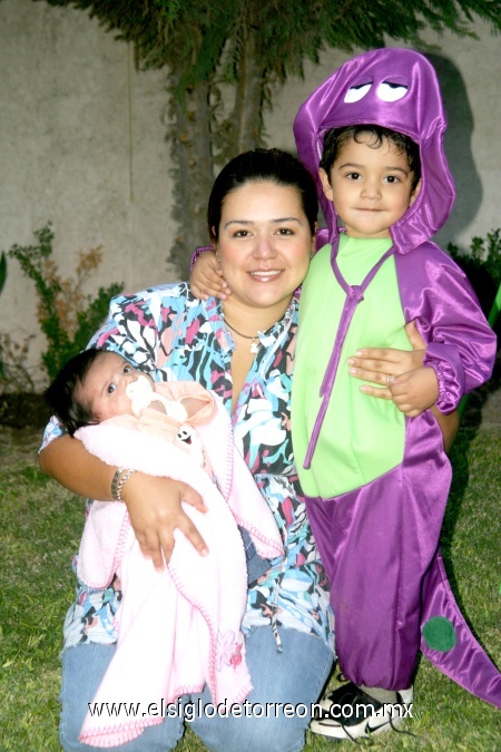 02112008
Monserrat Gallegos de García junto a sus hijos Pablo y Aurora García Gallegos.