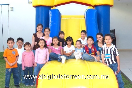 02112008
Paulina en la compañía de sus amigos Vicky, Andrea, Emiliano, Allan, Sofi, Daniela, Henita, Fer, Manuel, Karina, Marifer, Carlos Fernando y Mariana.