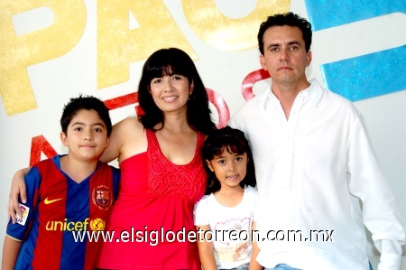 02112008
Paulina en la compañía de sus papás Patricia Peña de Máynez y Fernando Máynez Durán y su hermano mayor Fernando.