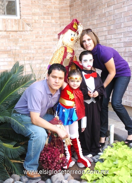 02112008
Roberto, Ileana Roberto Jr. y Daniela Ramírez.