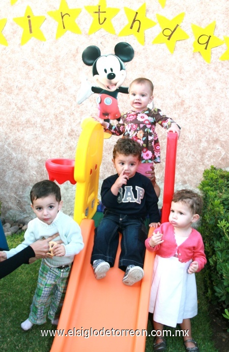 02112008
Santiago Gutiérrez Vera junto a sus amigos Paulina Villalpando, Mario Murguía y Paula Ibargüengoitia el día de su cumpleaños.