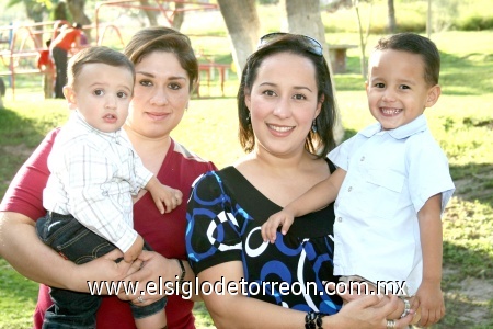 02112008
Sarah, Cristina, Leonel y José Alberto, invitados a la fiesta de Luciana