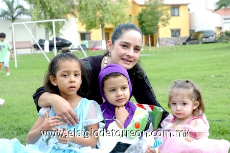 03112008
Mary Jose, Daniel y María Fernanda con su mamá Josie de la Cruz.