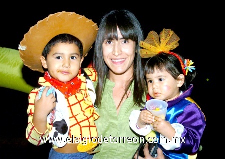 03112008
Lorena Chávez y sus niños Rodrigo y Ana Sofía