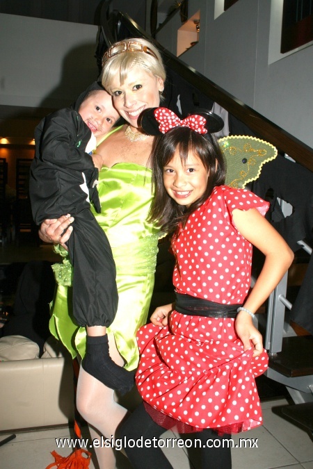 04112008
Claudia Montellano en la compañía de sus hijas Marifer y Regina Tabares Montellano, anfitriones de la fiesta.