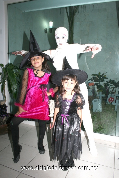 04112008
Georgina Solorio de Olazábal con sus niñas Regina y Ana Sofía Olazábal Solorio.