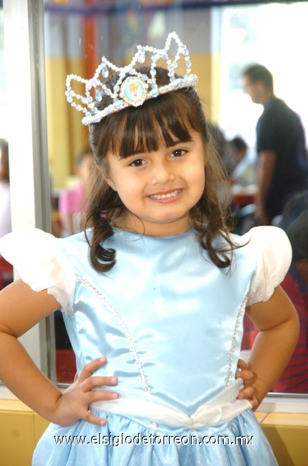 06112008
Elizabeth Cárdenas Torres, apagó las cinco velitas de su pastel de cumpleaños