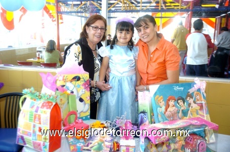 06112008
Elizabeth en su piñata acompañada de su abuelita Tina de Torres y mamá Dina Torres