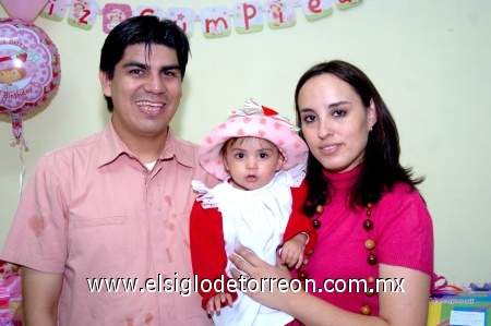 06112008
Muy linda lució María Fernanda González Ramírez el día de su cumpleaños, acompañada de sus papás Gerardo González y Leticia Ramírez