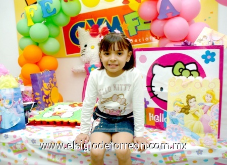 06112008
Todo de Kitty... Fernanda López Nava celebró su quinto cumpleaños con una divertida piñata