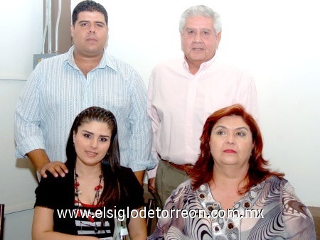 02112008
Javier Berumen Jr. y Alba de Berumen, Javier Berumen y Vanesa de Berumen.