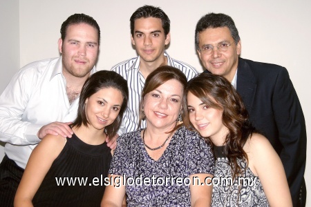 02112008
Jorge Villegas, Óscar González, Óscar González Franch, Luly González, Lourdes de González y Sofía González, en una reunión familiar