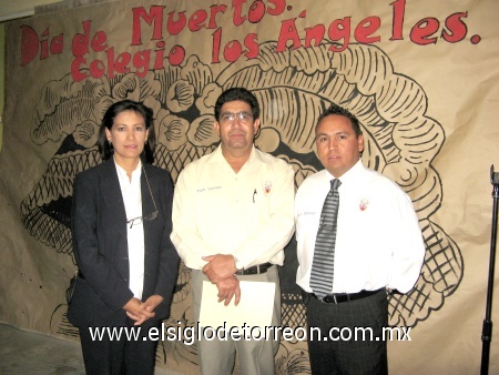 02112008
María Isabel Gallardo Arellano, Victoriano Carreón y José Antonio Salazar Rodríguez, directivos del colegio Los Ángeles