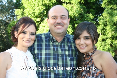05112008
Cristina P. de Chaul y Emilio de Chaul festejaron 20 años de casados junto a su hija Cristina