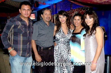 05112008
La cumpleañera junto a sus  padres Gerardo Carrillo, Patricia Vázquez de Carrillo y hermanos Viridiana y Gerardo Carrillo
