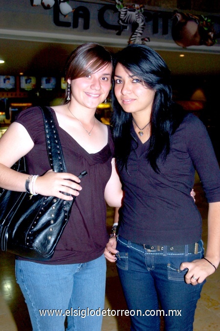 08112008
Brittney Yescas y Coco Escobedo