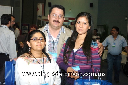 09112008
Esthela Flores, Arturo Macías y Alma Salinas.