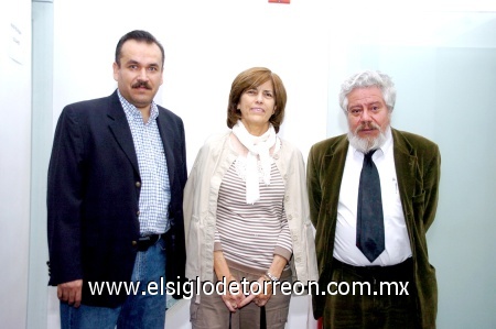 09112008
Jaime Muñoz Vargas, Rosario Ramos y Adolfo Castañón.