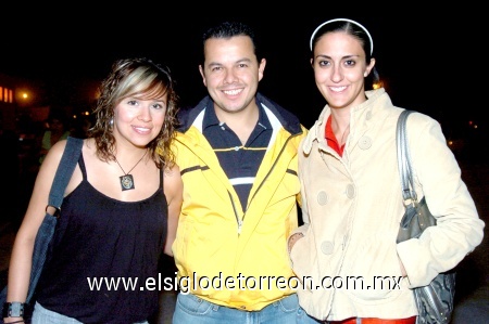 09112008
Lety Galván, Santiago Ayala y Lorena Marín.