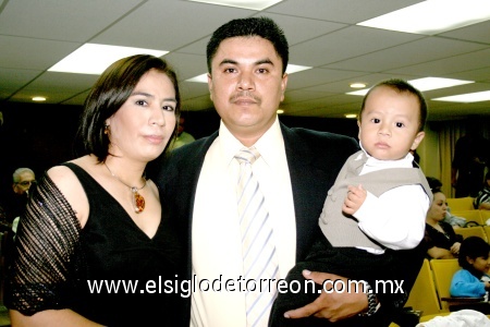 09112008
Marina Aguirre Vargas, Aristeo Regalado Rodríguez y Aarón Regalado Aguirre.