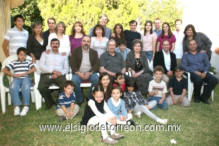 09112008
Don Porfirio Isasi de la Garza cumplió 80 años de vida, ocasión por la cual su familia se reunió y le ofreció un agradable convivio en su residencia de Gómez Palacio, Dgo.