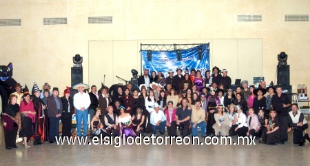 09112008
Un grupo numeroso de amigos, asistió a esta fiesta de disfraces donde hubo baile y una rica cena.