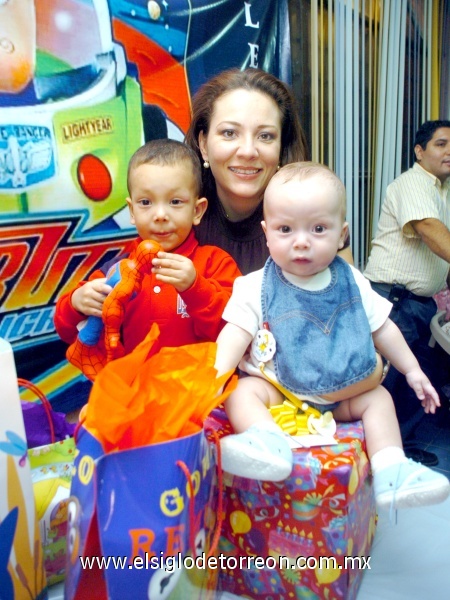 09112008
Alejandro Sotomayor Morales el día de su fiesta de tercer cumpleaños acompañado de su mamá Lisette Morales y su hermano Alan.