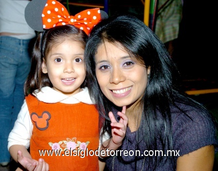 09112008
Bárbara Márquez con su mamá Cristina Flores.