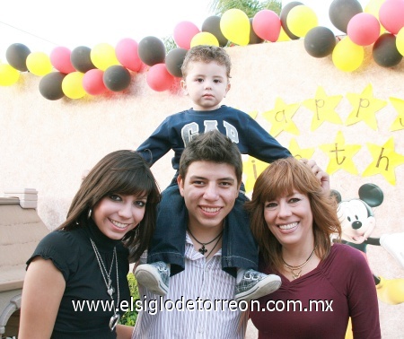 09112008
Ivonne de Vera, Alejandra Vera y Carlos Vera acompañan a Santiago.