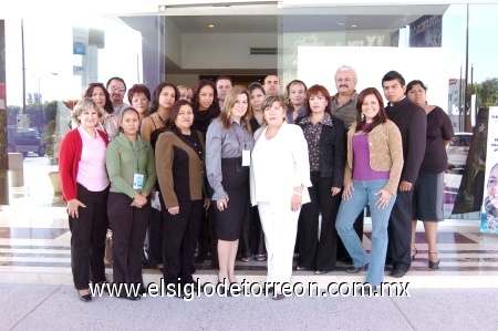 10112008
Paquita Silva de Trujillo, coordinadora de la Expo Boda y XV Años, junto a los expositores participantes